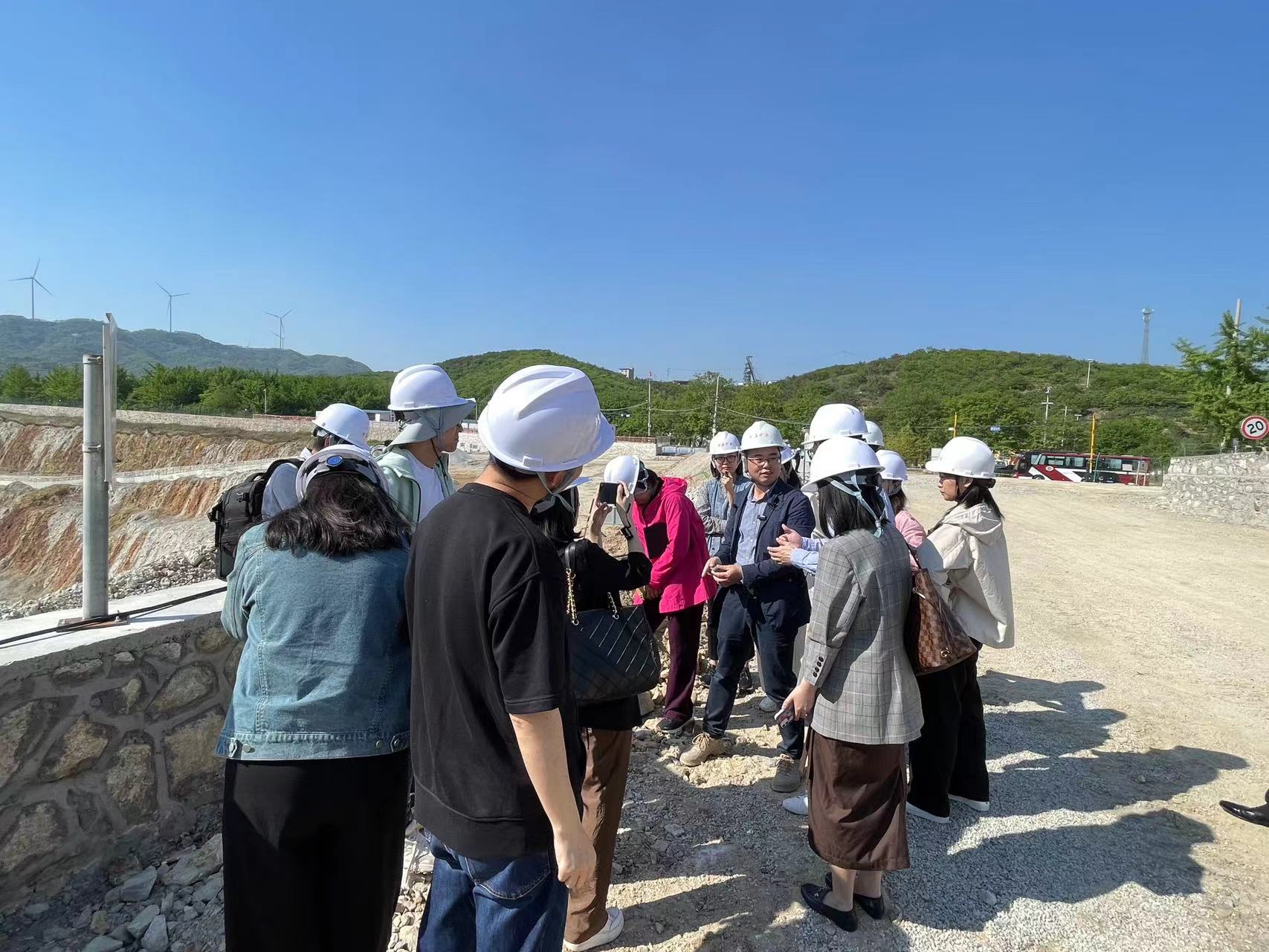 <p>集海资源集团有限公司采矿工程师胡庆雄与参访团深入交流</p>