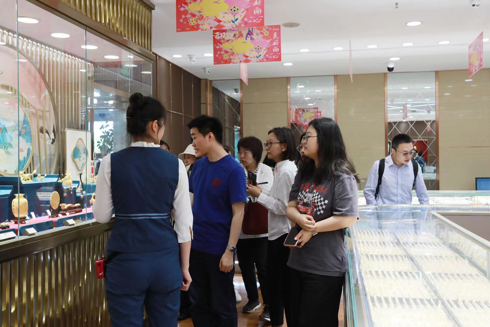 <p>媒体参访团及嘉宾参观招金精炼展厅及招金银楼</p>