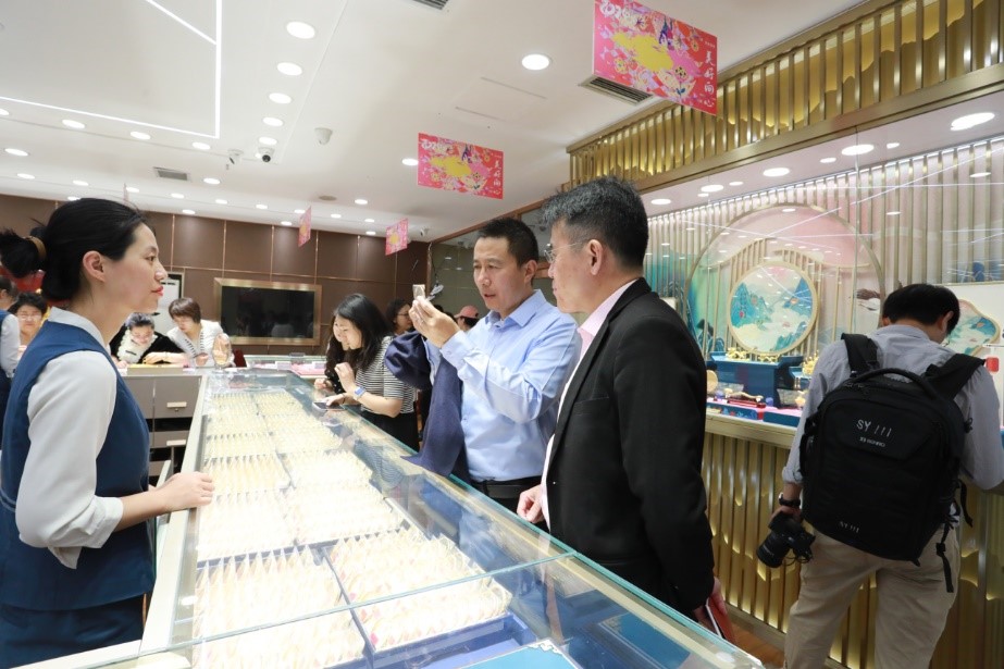 <p>华安基金黄金ETF基金经理许之彦、世界黄金协会行业拓展及营销负责人陈志君参观招金银楼</p>