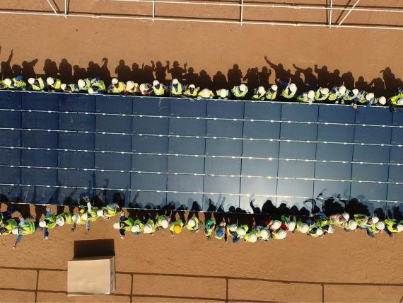 <p class="small-text">布基纳法索埃萨卡内金矿的大型太阳能热电厂。版权：IAMGOLD</p>
