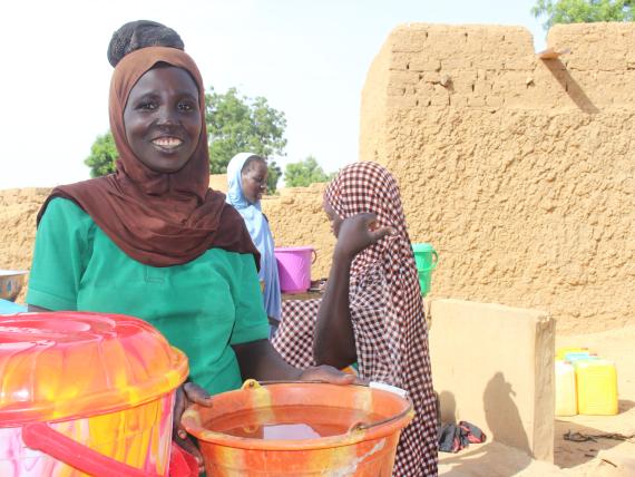 <p class="small-text">"IAMGOLD正与合作伙伴携手<br />
在萨赫勒（Sahel）地区实施一个卫生基础设施项目，<br />
该项目将在第一期完成时提供安全的<br />
饮用水，供10万多人饮用。"</p>
